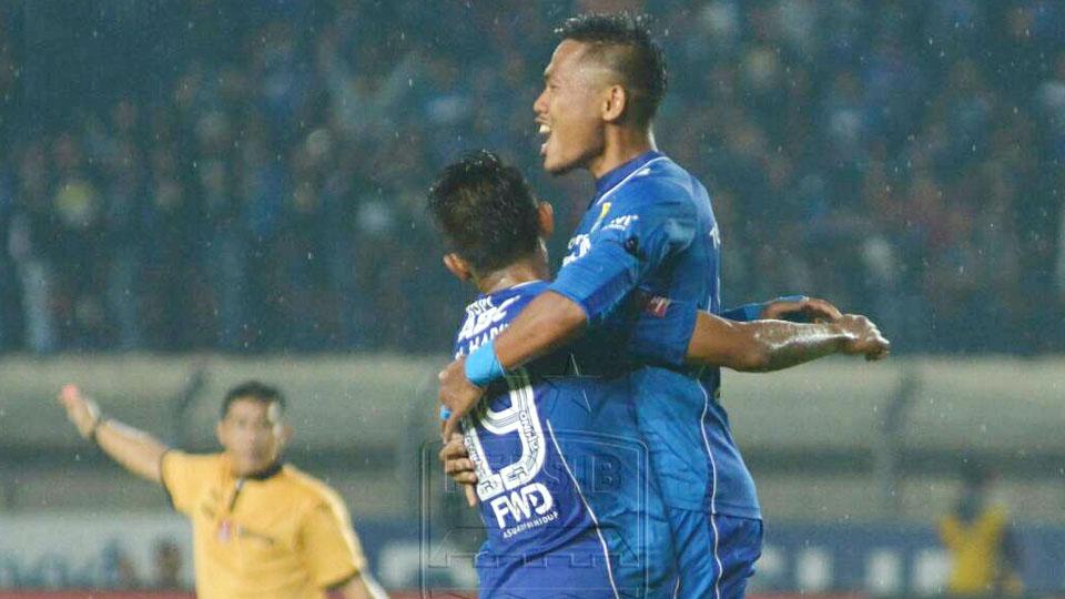 Tony Sucipto (kanan) melakukan selebrasi bersama rekan setimnya. - INDOSPORT